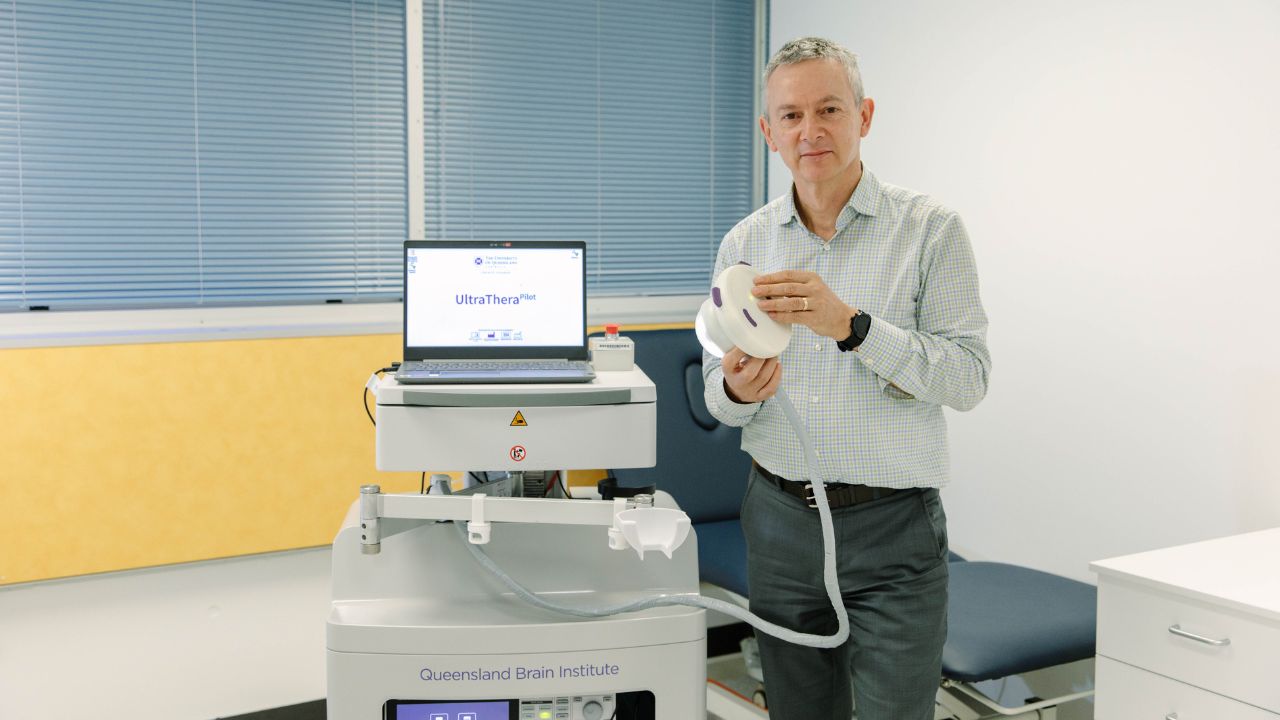 Professor Götz with the scanning ultrasound machine