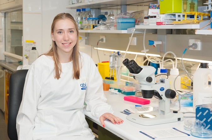 Zala Skrbis, an Honours student at QBI