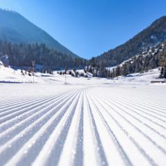 How ski grooming patterns affect visibility in the snow