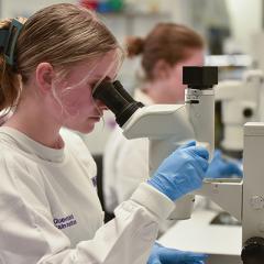 Queensland Brain bee finals winner Caitlin Wadley at internship at QBI